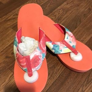 “NIP” Pretty Floral Wedge Flip Flops Sz.(7/8)Med